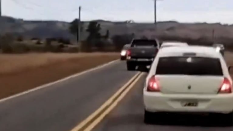 Irresponsable al volante en Córdoba: pasó a dos autos en doble línea amarilla y en una curva