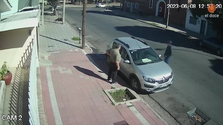 Increíble robo frente al dueño de un auto