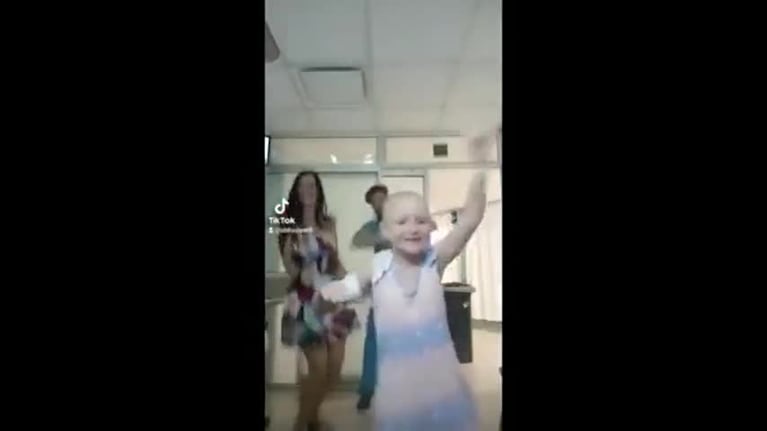 El baile viral de un enfermero y una nena de 6 años