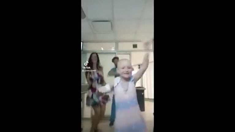 El baile viral de un enfermero y una nena de 6 años