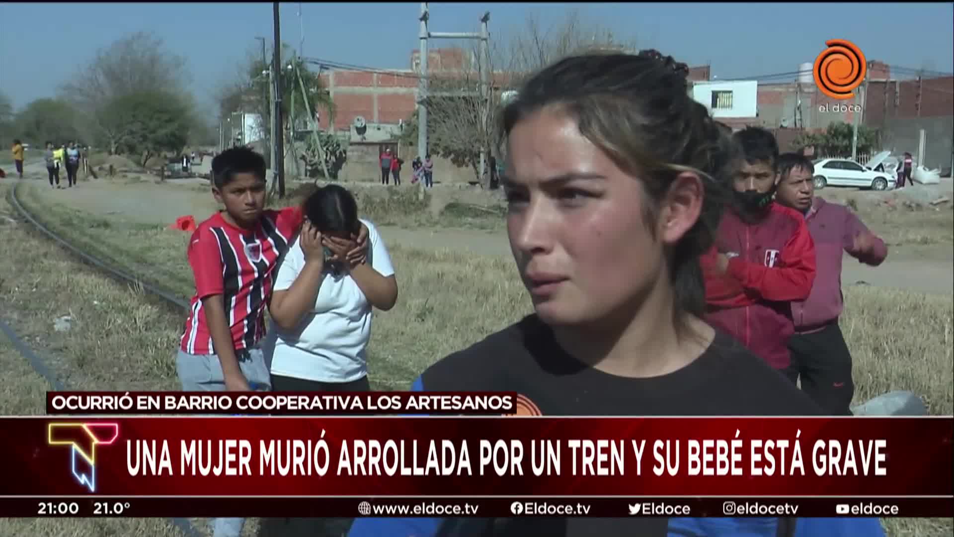 Murió arrollada por un tren y su bebé está grave: el relato de testigos