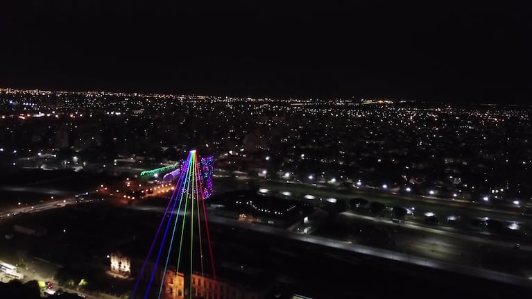 El video de las luces de colores que se ven en la noche cordobesa