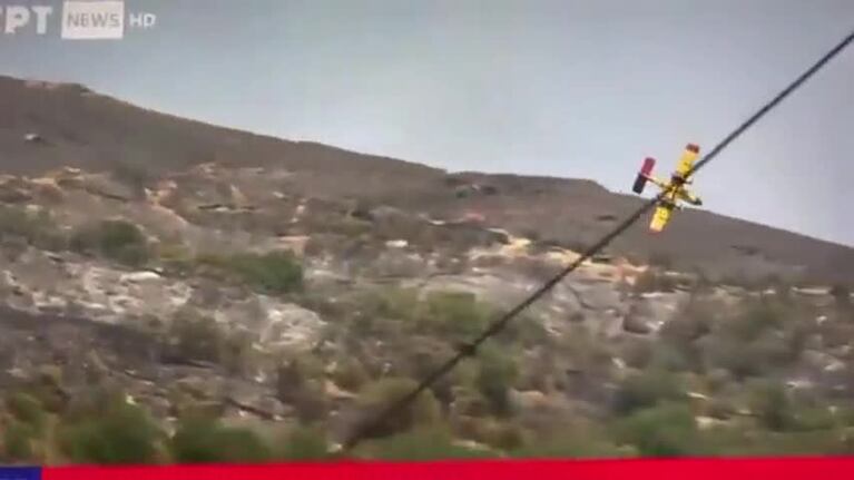 Un avión se estrelló mientras combatía fuego