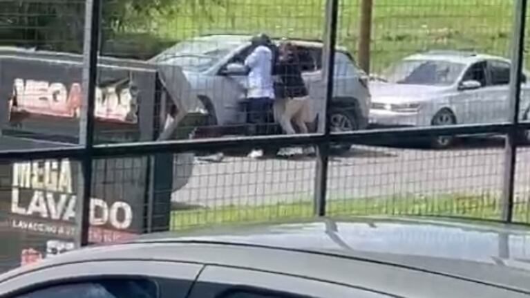Frenó en el semáforo y le reventaron el vidrio para robarle frente a un puesto policial