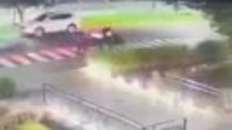 Un seguridad de un shopping arrolló a un joven que intentó robar