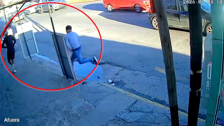 Los ladrones del semáforo: en menos de 7 segundos rompieron un vidrio y robaron en plena avenida Fuerza Aérea