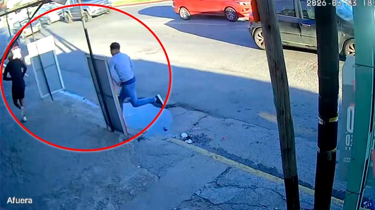Los ladrones del semáforo: en menos de 7 segundos rompieron un vidrio y robaron en plena avenida Fuerza Aérea