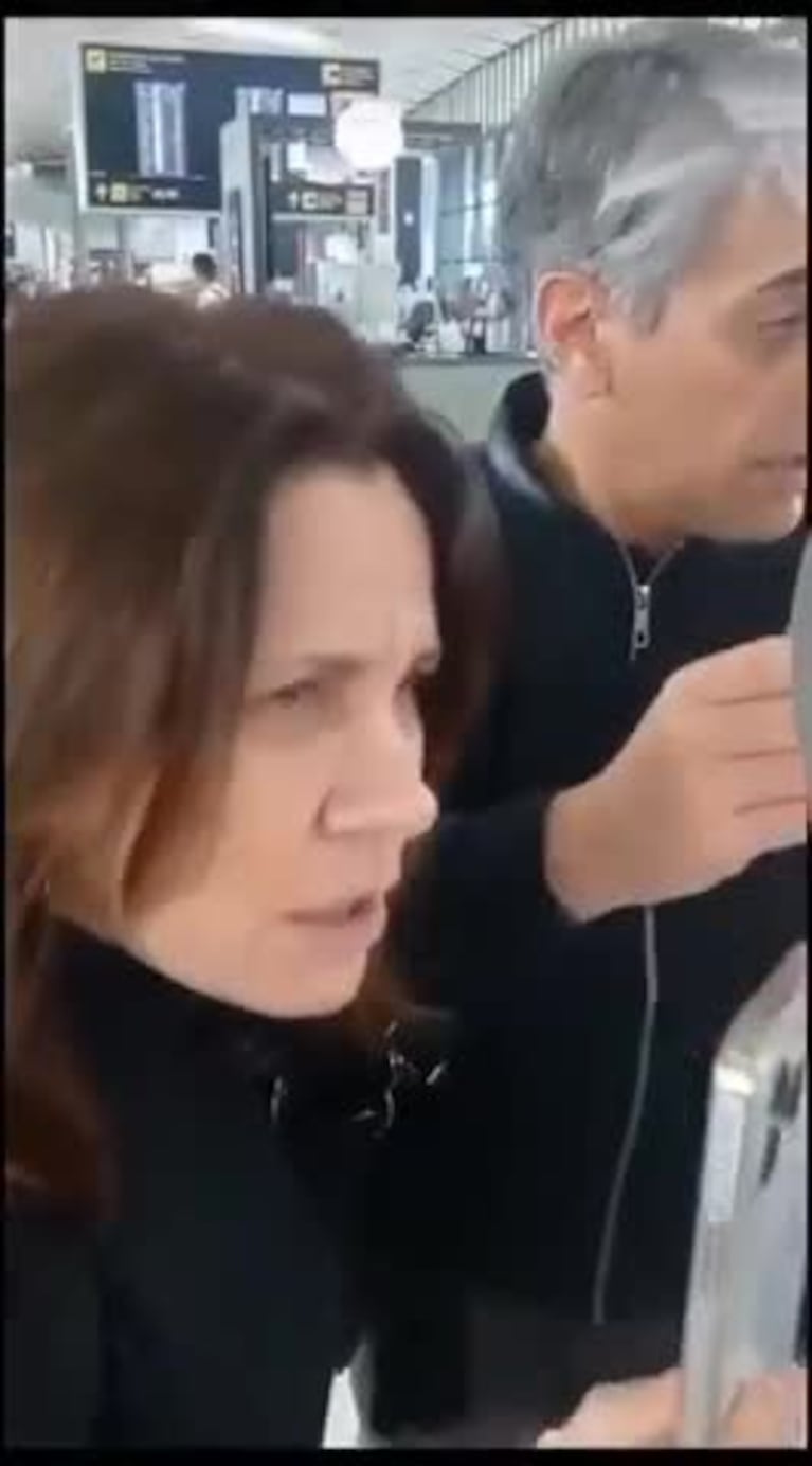 Así escracharon a Pablo Echarri y Nancy Duplá en un aeropuerto