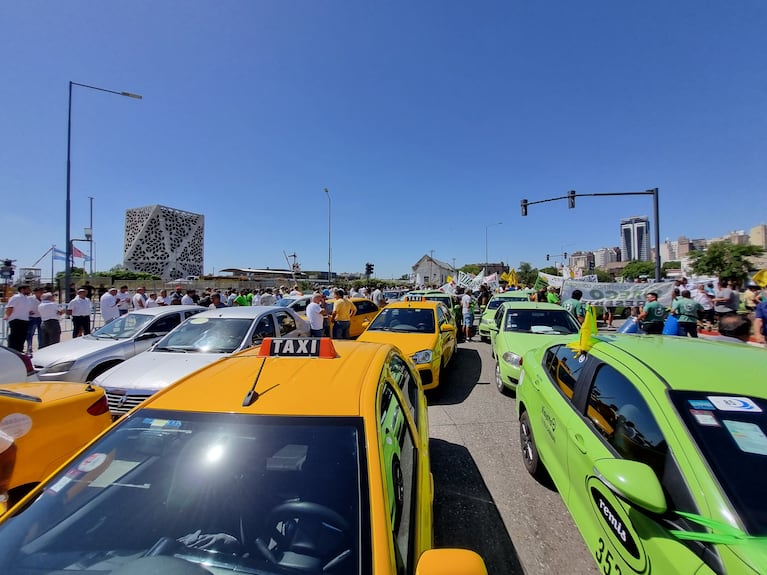Marcha de taxis y remises contra las aplicaciones: “Nos sacaron el 70% del trabajo”