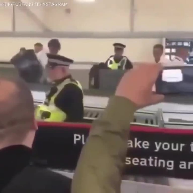 Hinchas cruzaron a Messi en el aeropuerto