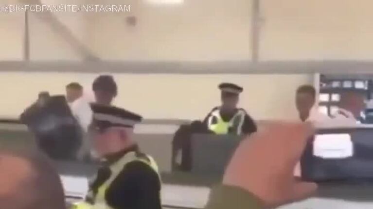 Hinchas cruzaron a Messi en el aeropuerto