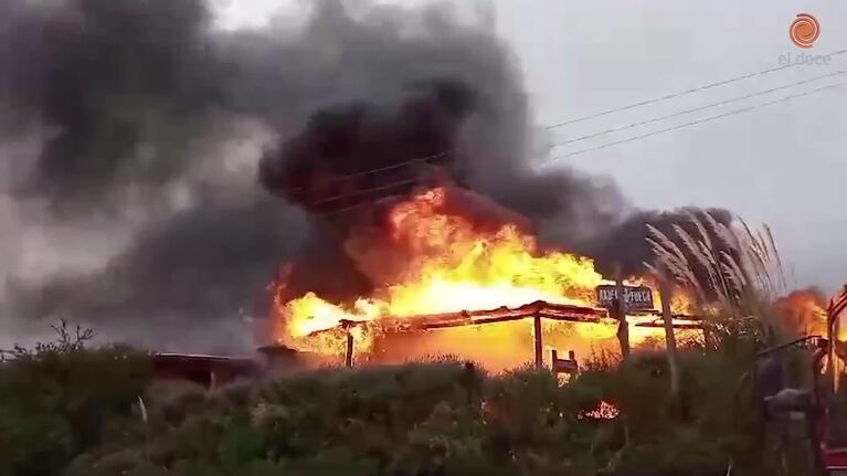 Un incendio devoró un parador en el Camino del Cuadrado y causó alarma