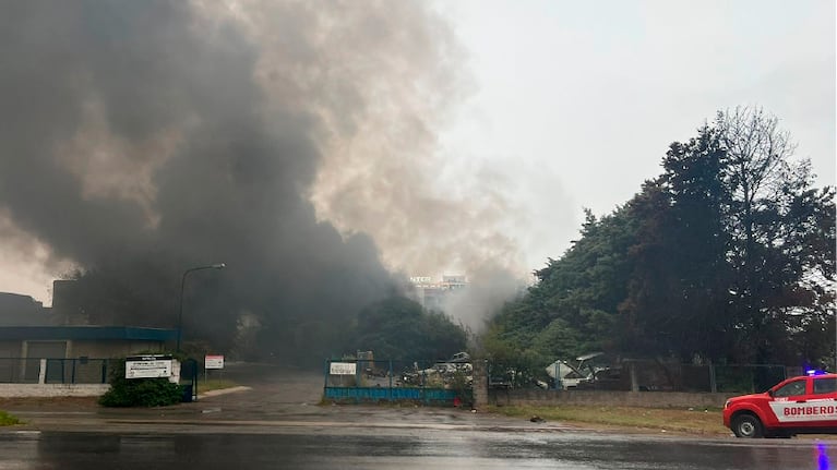 Impresionante incendio y explosiones con autos en desuso en un depósito municipal: videos