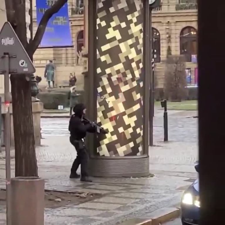 Pánico total en Praga por un feroz tiroteo
