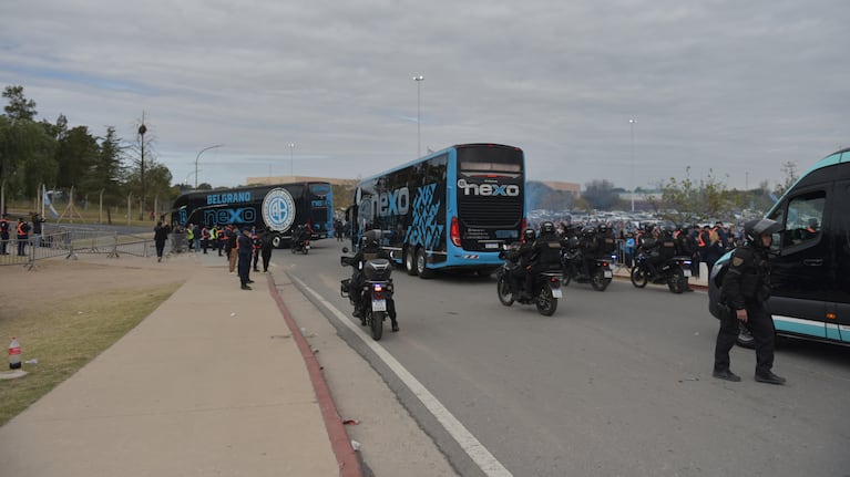 El colectivo de Belgrano llegó al Kempes y la locura pirata fue total