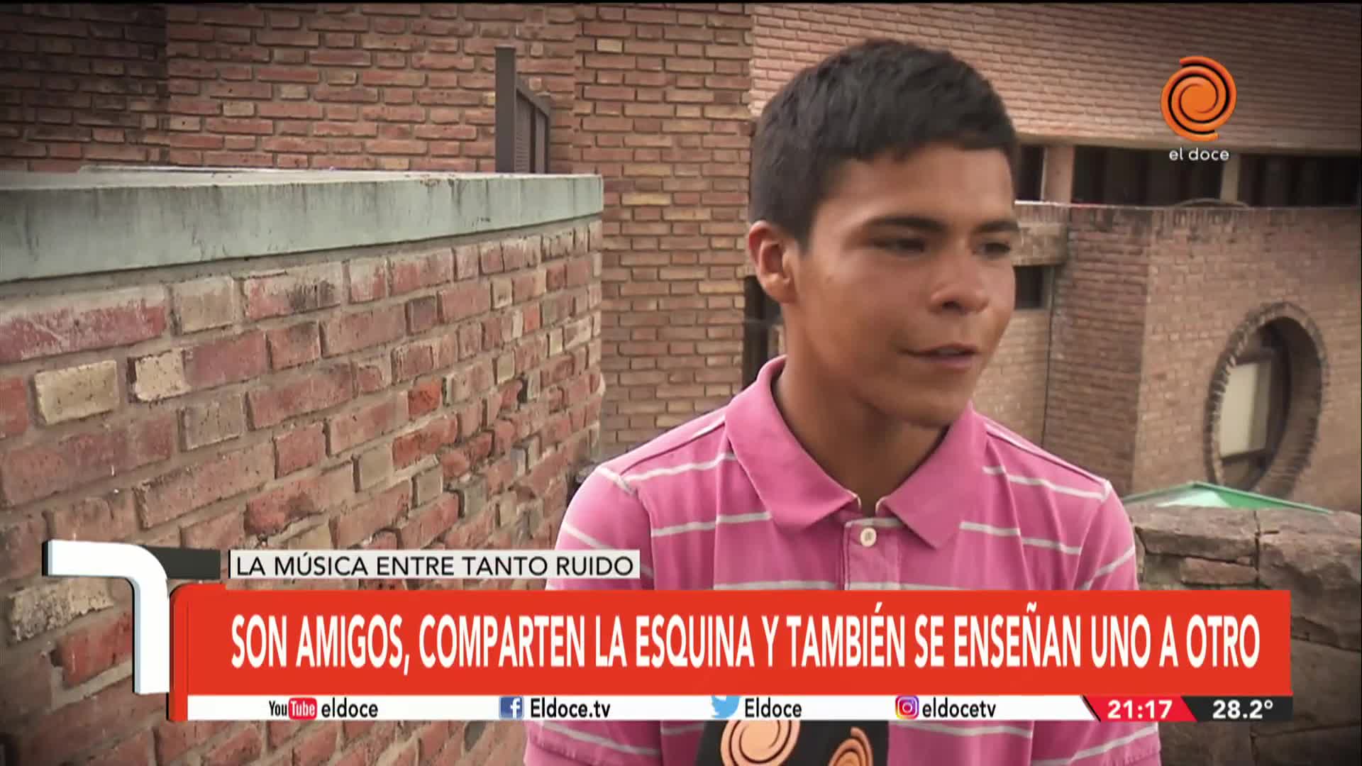 Dos niños tocan el violín en los semáforos de Córdoba