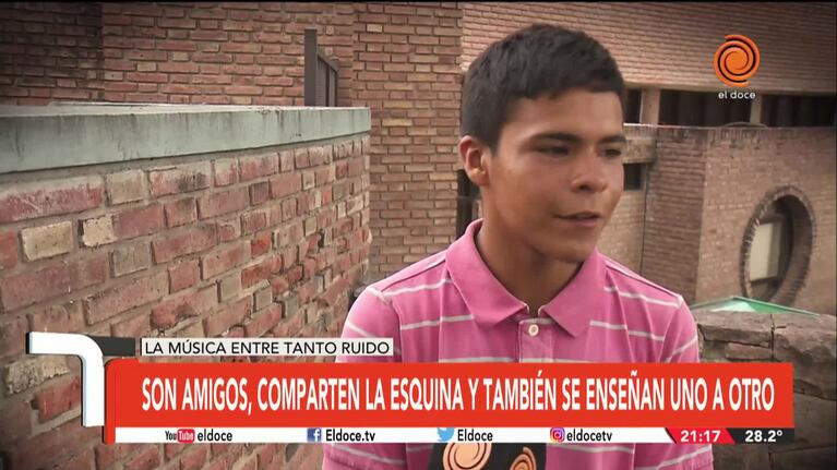 Dos niños tocan el violín en los semáforos de Córdoba