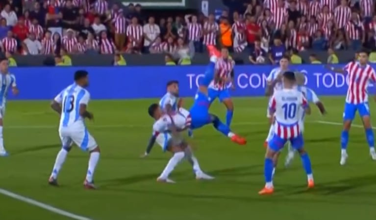 El golazo de chilena de Antonio Sanabria y el 1 a 1 de Paraguay ante Argentina