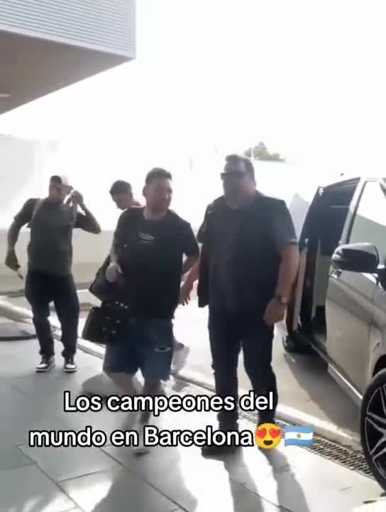 Messi, Di María y Otamendi en el aeropuerto de Barcelona