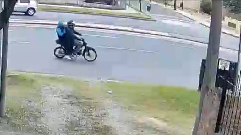 Motochoros robaron un auxilio y quedaron registrados