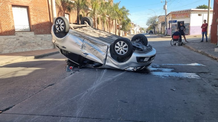 Impresionante vuelco tras un triple choque en Octavio Pinto: hay una mujer herida