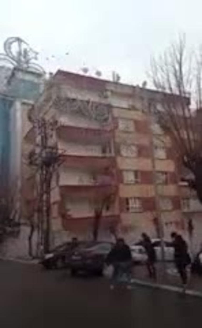 Así se derrumbó un edificio en Turquía por el temblor
