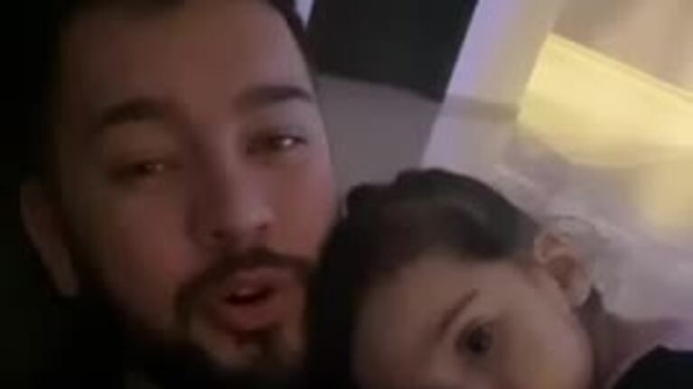 El Cheto le canta a su hija una tierna canción