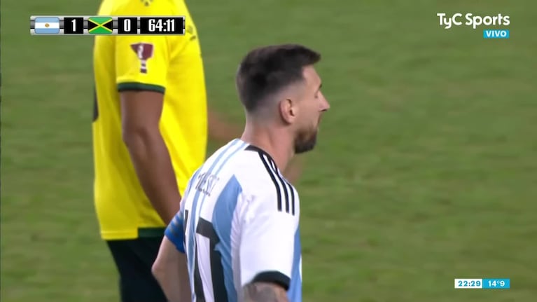Un hincha invadió el campo de juego para abrazar a Messi