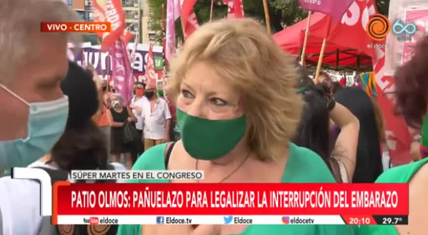 Pañuelazo verde en el Patio Olmos: la vigilia por el aborto