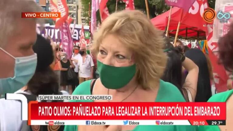 Pañuelazo verde en el Patio Olmos: la vigilia por el aborto