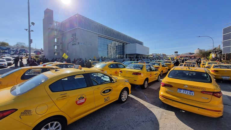 Caos y tensión en la marcha de taxistas en contra de la regulación de aplicaciones de viaje