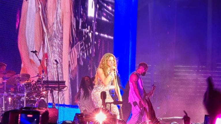 La alegría y emoción de los fans de Shakira en la segunda noche sin lluvia en Córdoba que sí terminó