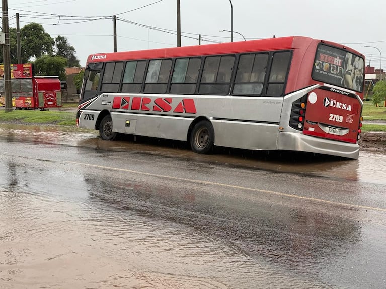 Lluvia en Córdoba: un colectivo se hundió en la calle y quedó varado