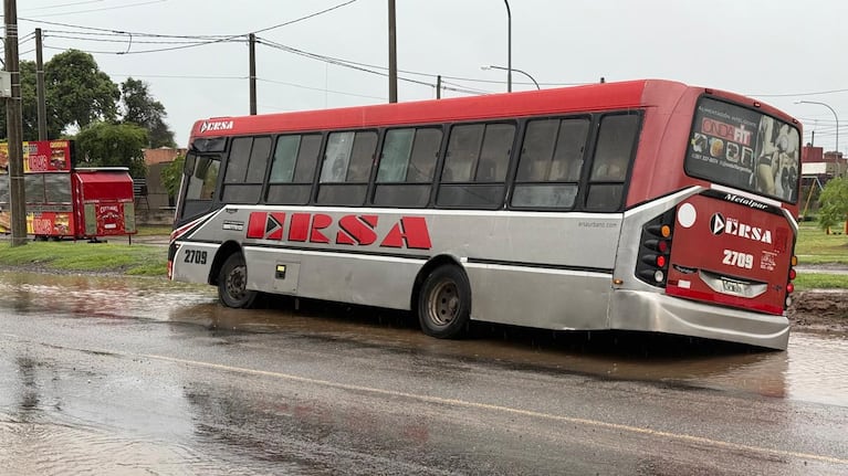 Lluvia en Córdoba: un colectivo se hundió en la calle y quedó varado