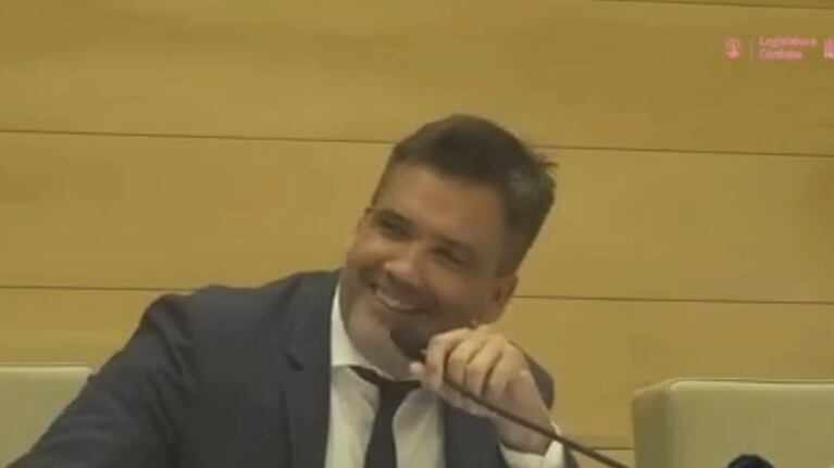 Un legislador recitó una poesía en plena sesión para chicanear a la oposición