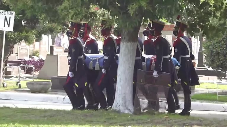 El sepelio íntimo de Carlos Menem en el cementerio