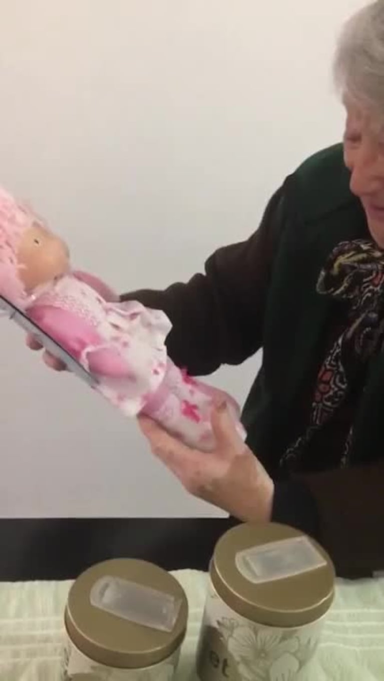 La reacción de una abuela al recibir una muñeca 