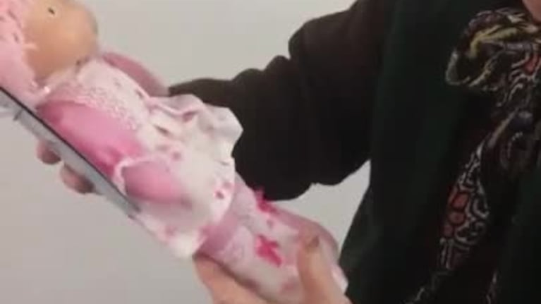 La reacción de una abuela al recibir una muñeca