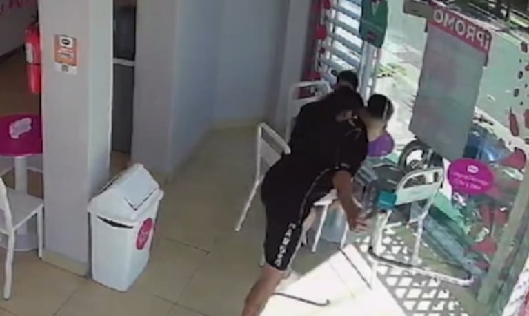 Video: tomaba un helado con su hijo dentro de la heladería y le arrebataron el celular