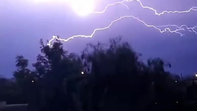 Un relámpago iluminó el cielo de Mendiolaza