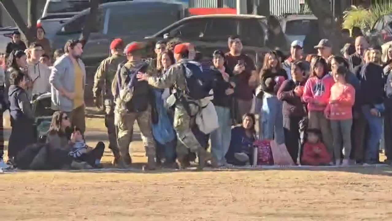 Paracaidistas se retiran ovacionados 