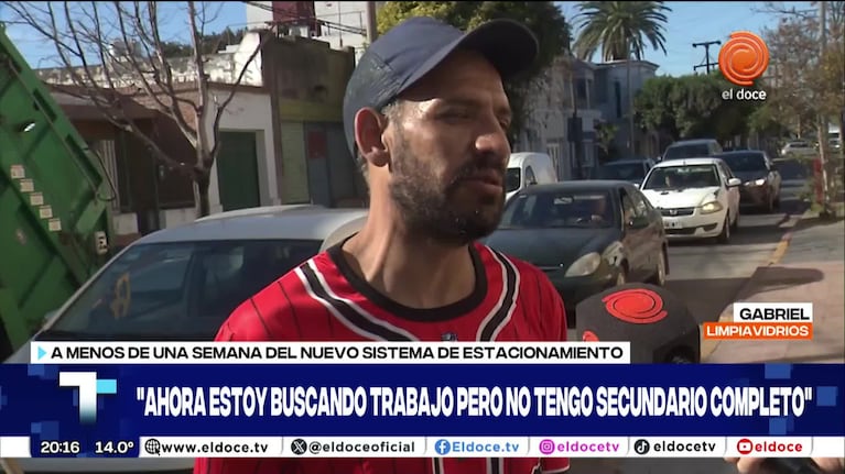 Bruno, un limpiavidrios que deberá dejar de trabajar en la calle
