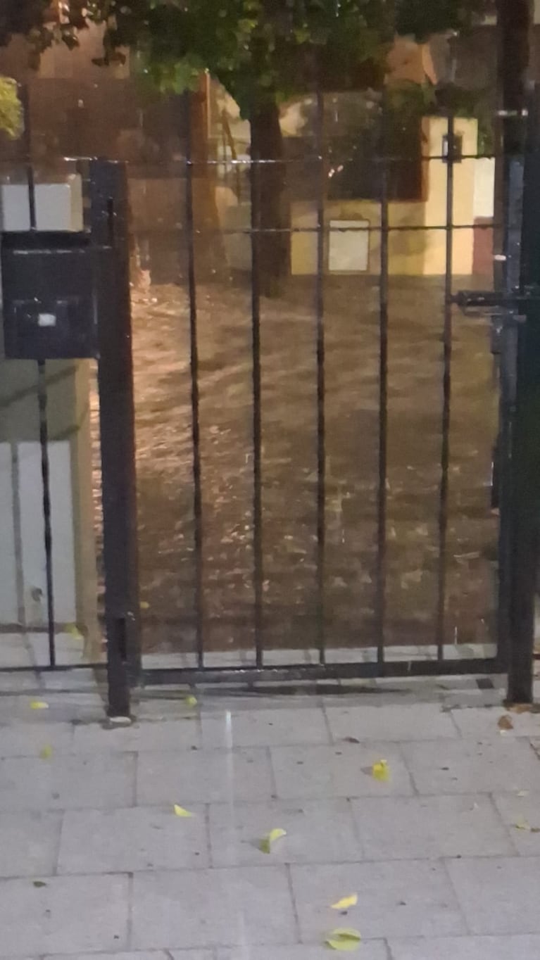Calles transformadas en ríos  por la lluvia en Córdoba