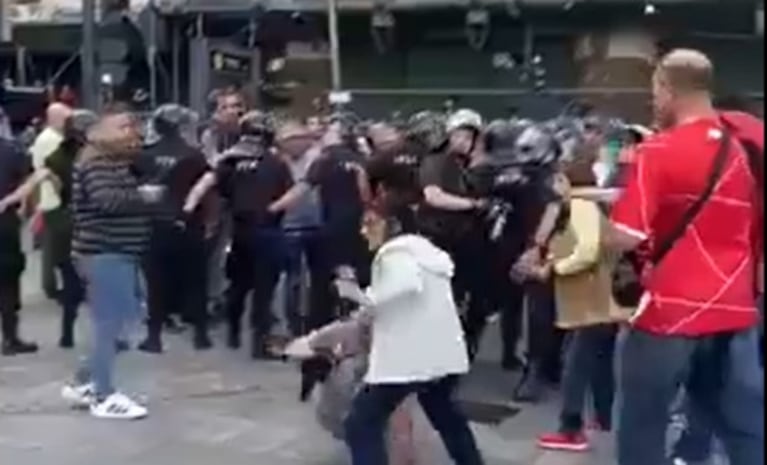 Video: el golpe de un agente de la Policía Federal a una jubilada frente al Congreso