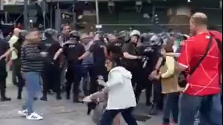 Video: el golpe de un agente de la Policía Federal a una jubilada frente al Congreso
