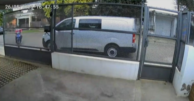 Entraba a su casa y un bicichoro se metió a robarle