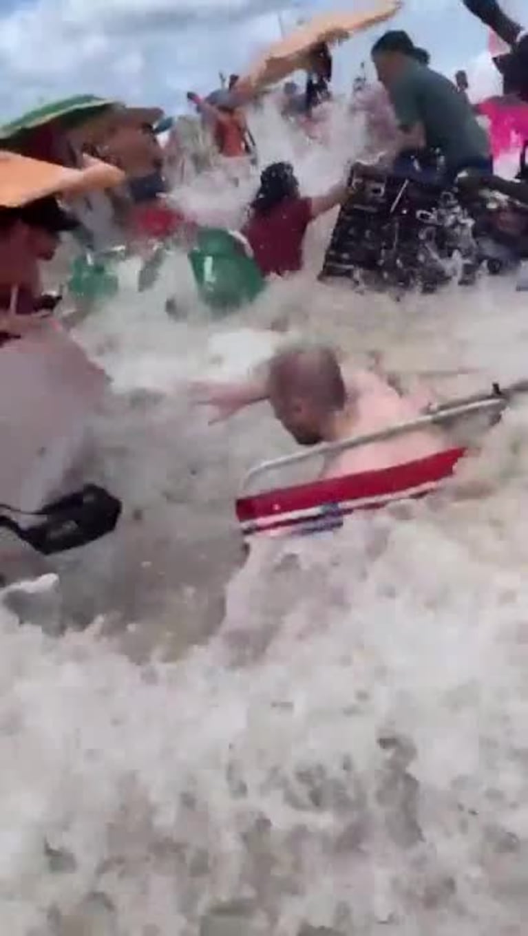 Enorme ola arrastró a turistas en Río de Janeiro