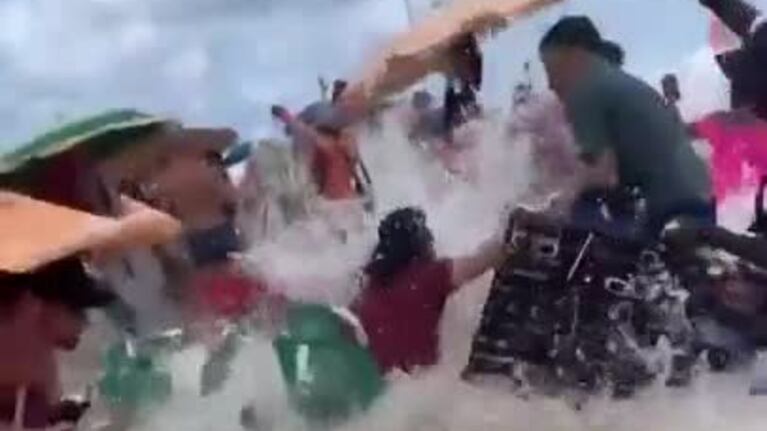 Enorme ola arrastró a turistas en Río de Janeiro