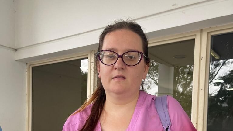 La enfermera a la que un médico le reventó el auto a piedrazos: “Dijo que tenía un parto de urgencia”