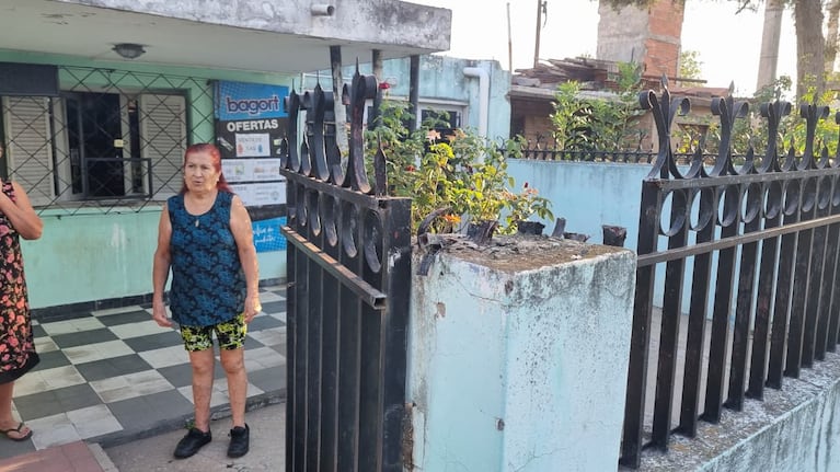 La mujer que encontró al ladrón incrustado en la reja: “Es un vecino que les roba a todos”